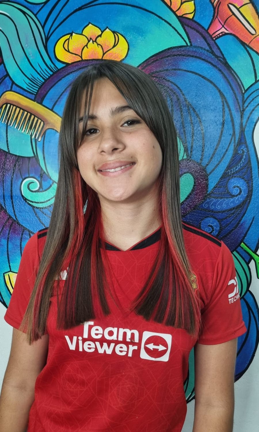 imagen de nena con trabajo en el cabello