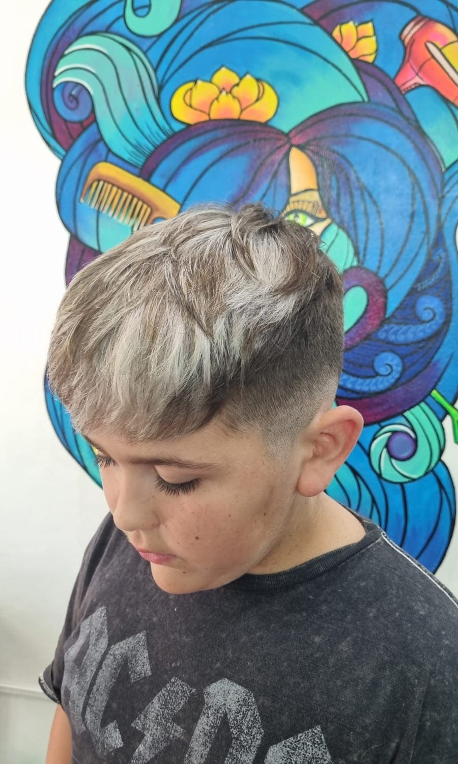 imagen de nene con trabajo en el cabello