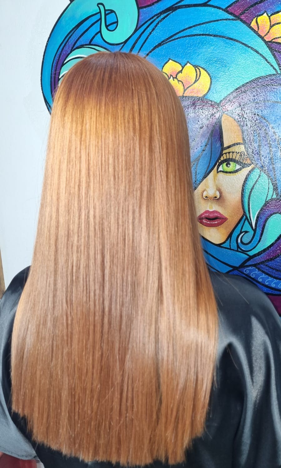 imagen de chica colorada con trabajo en el cabello