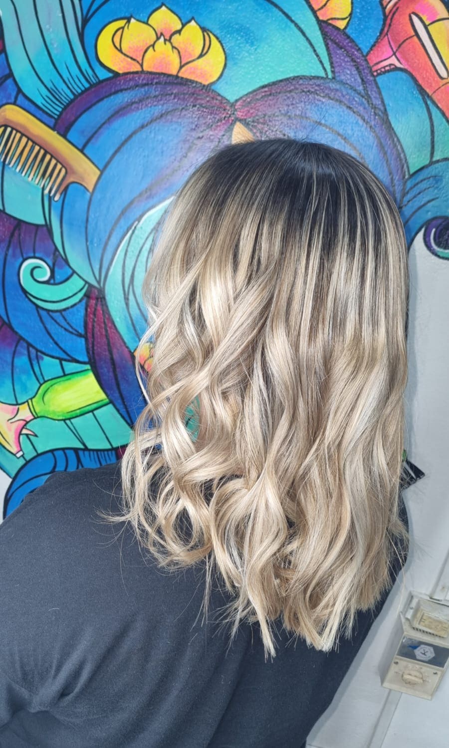 imagen de chica rubia con trabajo en el cabello